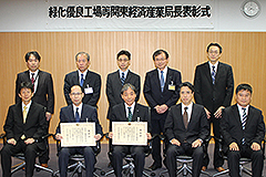 前列左から3番目　常務取締役　佐久間徹郎