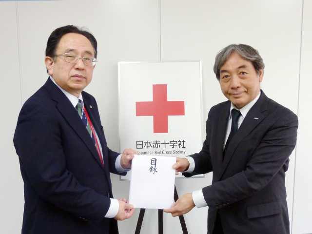 写真左:日本赤十字社ご担当者様　写真右:弊社専務取締役　佐久間徹郎